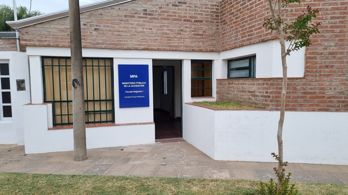 Полицейский и двое гражданских обвинены в создании преступной группы в Аргентине