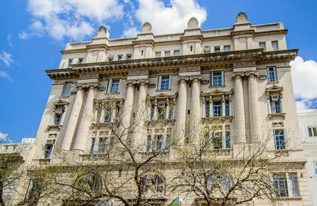 Мужчина осужден за насилие над своей дочерью и дочерью своей партнерши в Хилиарио Аскасуби