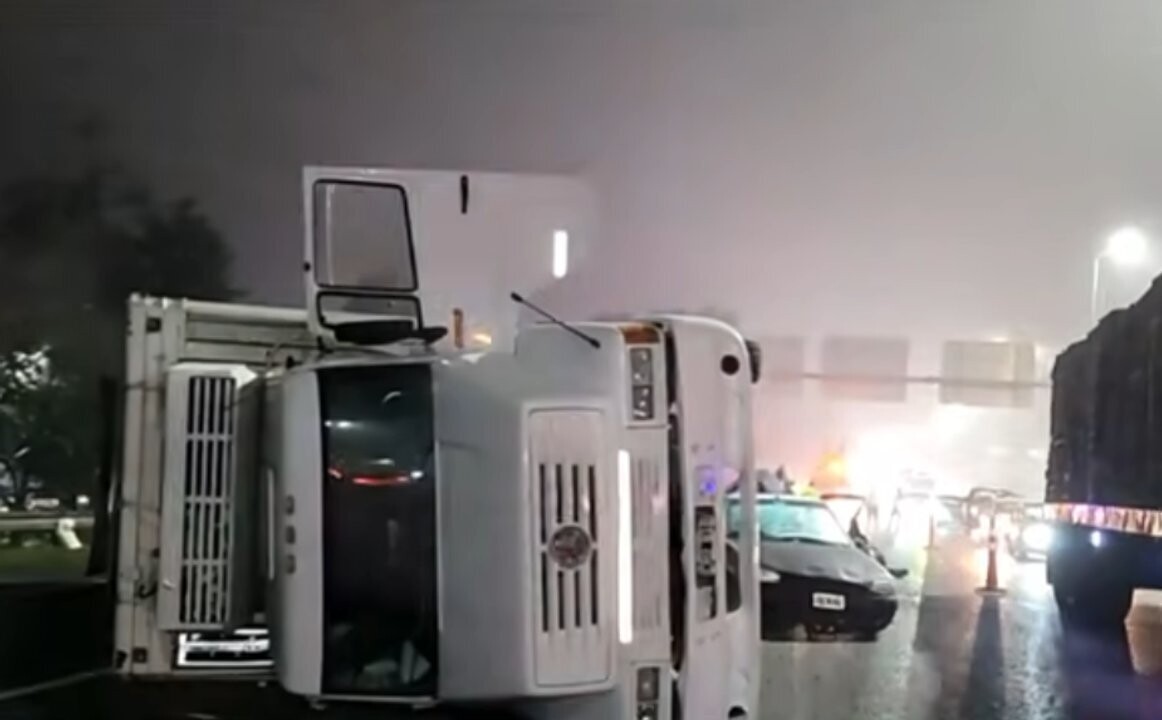 里克切里高速公路卡车与汽车相撞