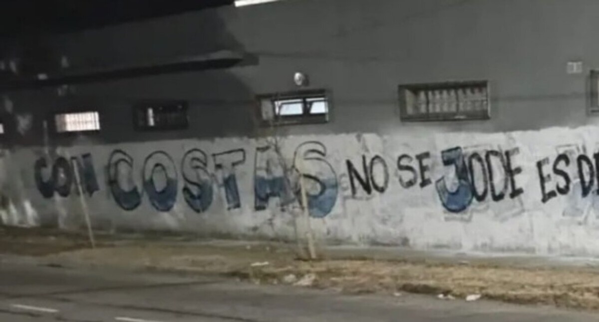 河床球迷表达对教练科斯塔斯的支持