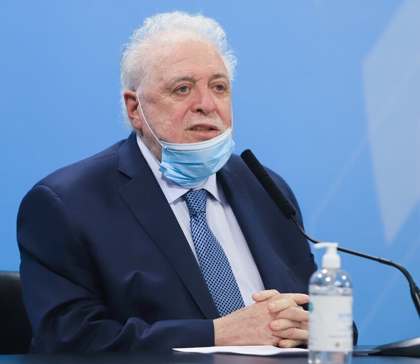 Бывший министр здравоохранения отрицает обвинения в скандале VIP-вакцинации