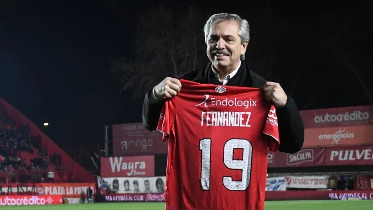 Argentina's Ex-President Praises Argentinos Juniors Coach