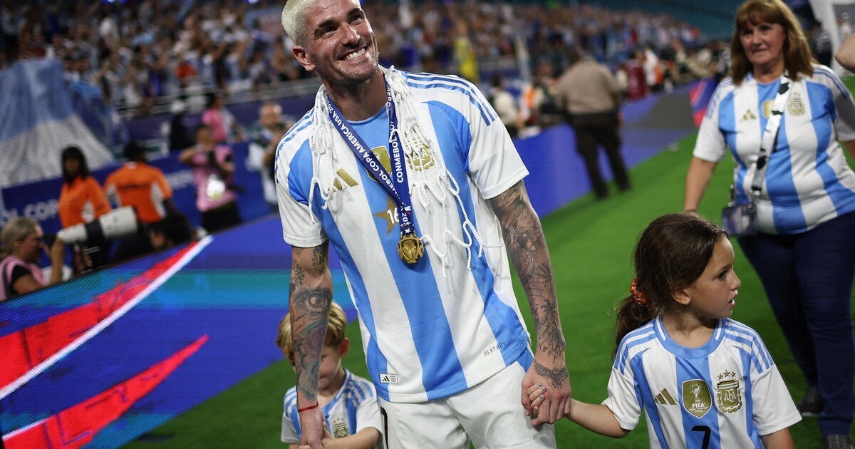 Двукратные чемпионы Америки отмечают титул с близкими