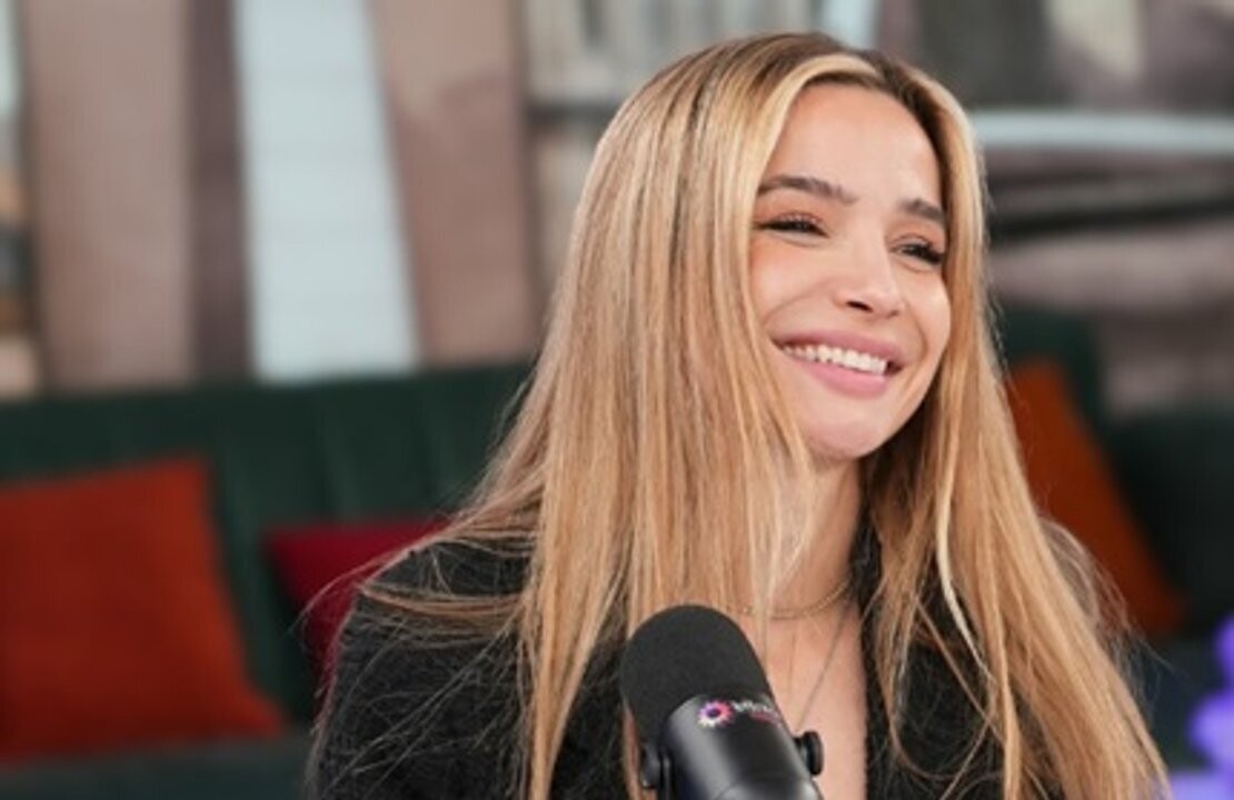 Actress Brenda Asnicar Rejects Smartphones for SMS