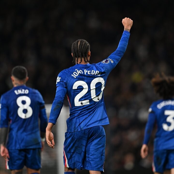 Chelsea and Arsenal Secure Premier League Wins, Manchester United Lets Lead Slip