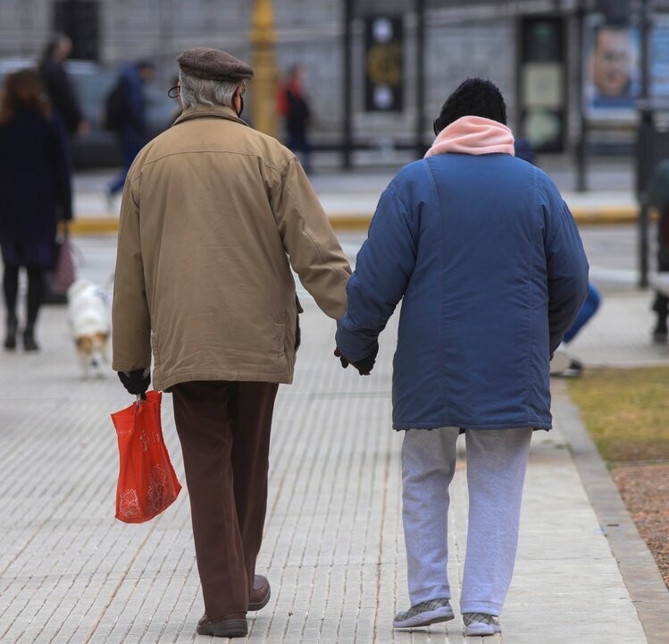 Violent Robbery in San Cristóbal Leaves Elderly Couple Injured