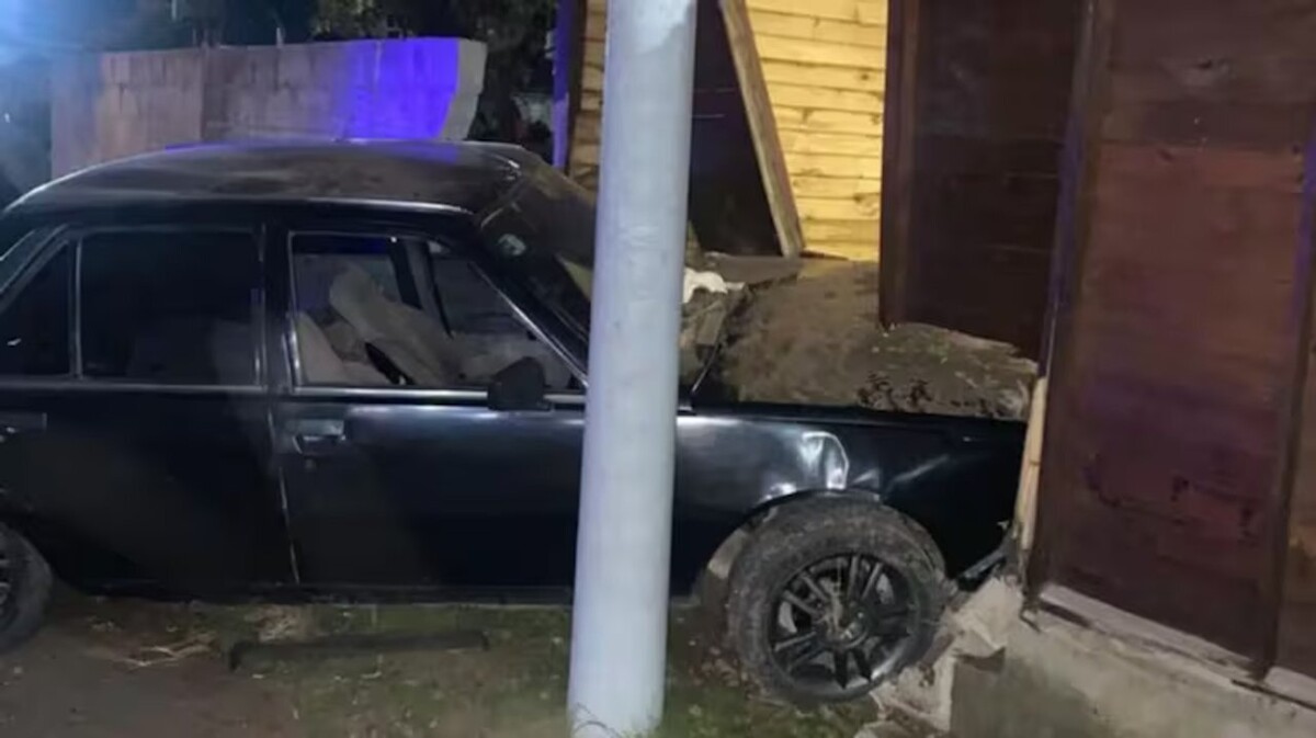 Metán Crash: Drunk Driver Crashes into House, Injuring Teen