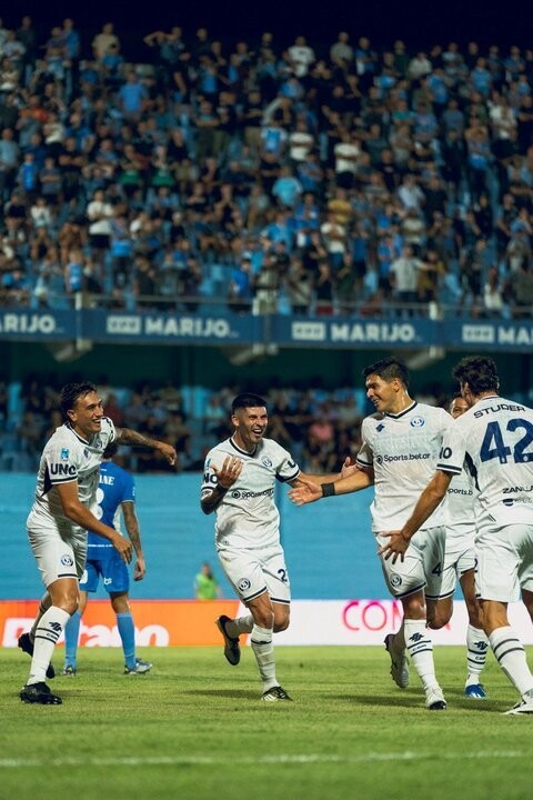 独立队里瓦达维亚队战胜学生队