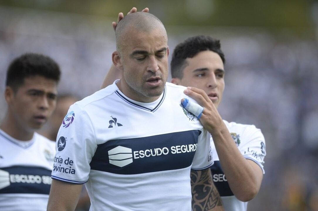 Tension in La Plata: Barrabrava Threatens Gimnasia