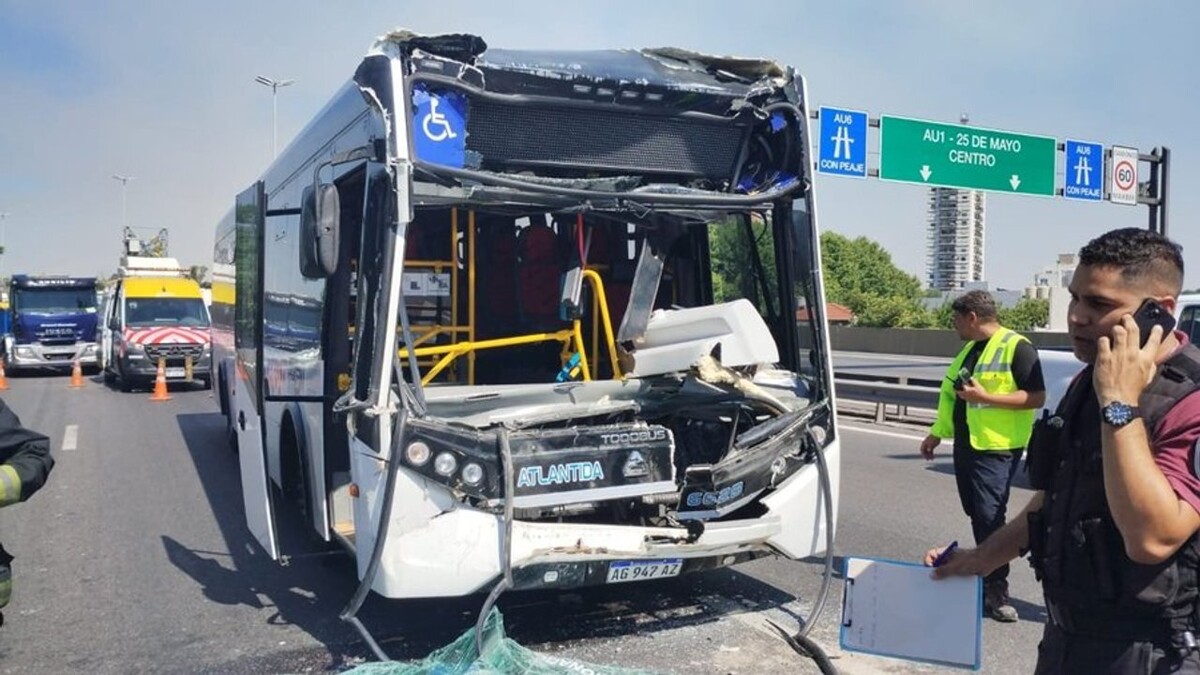 Bus accident on General Paz Avenue