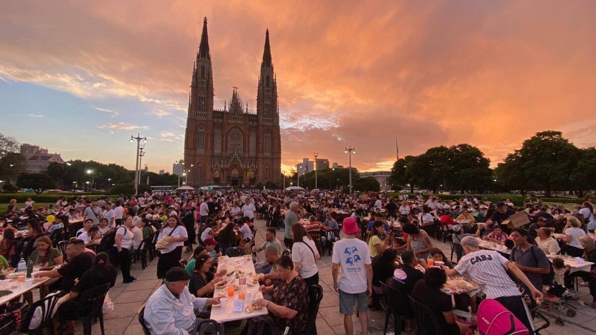 Activists in Argentina Host Christmas Dinner for Thousands of Homeless