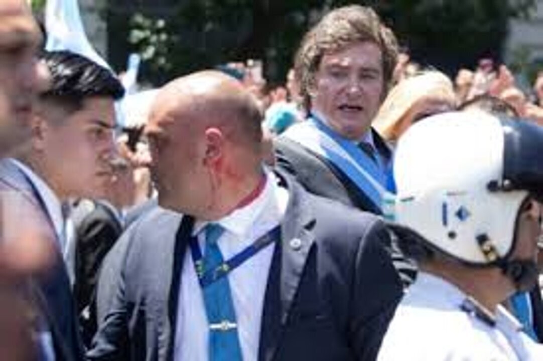 Мужчине, который бросил бутылку в караван Хавьера Милей, грозит три с половиной года тюрьмы