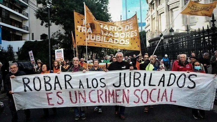 Организации пенсионеров протестуют против вето на закон о пенсиях
