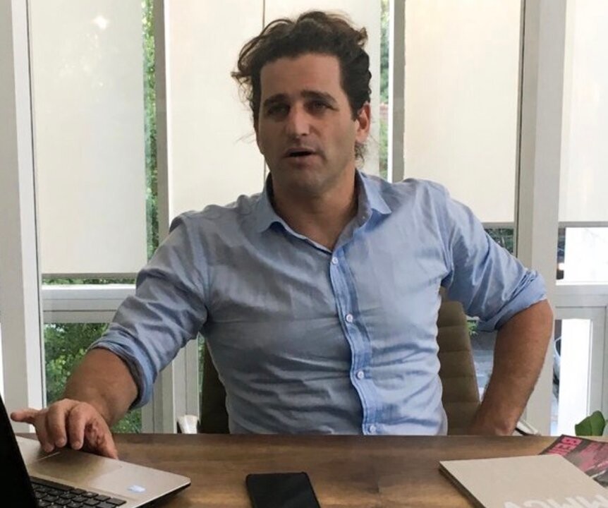 Ex-footballer Damián Manusovich investigated for negligent homicide after woman's death from collapsing sign