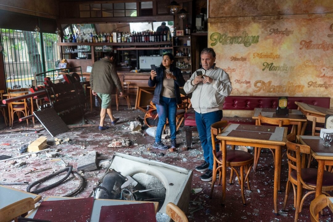 警车撞上公交车，损坏布宜诺斯艾利斯披萨店