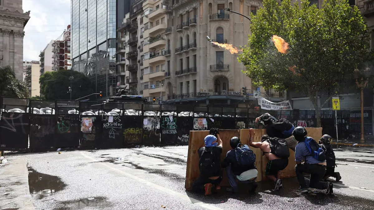 布宜诺斯艾利斯抗议：莫洛托夫对抗安全部队