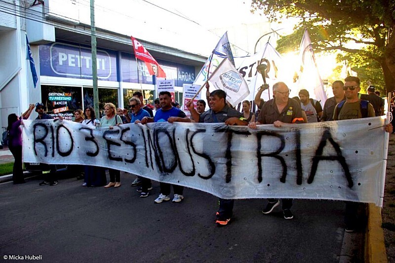 Workers March in Río Tercero Against Layoffs