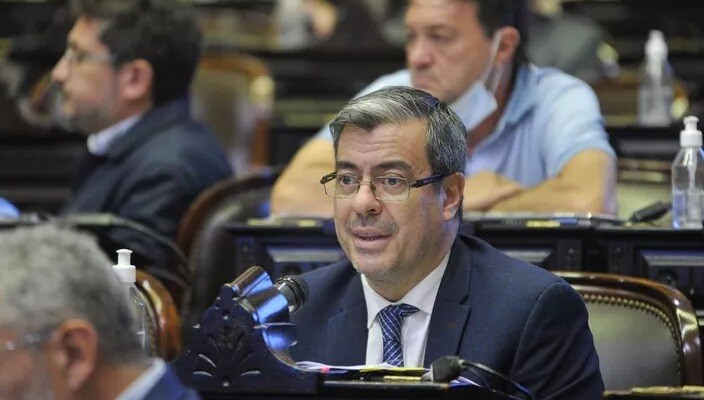 Герман Мартинес обвиняет правительство в 'обмане и нечестности' во время парламентской сессии