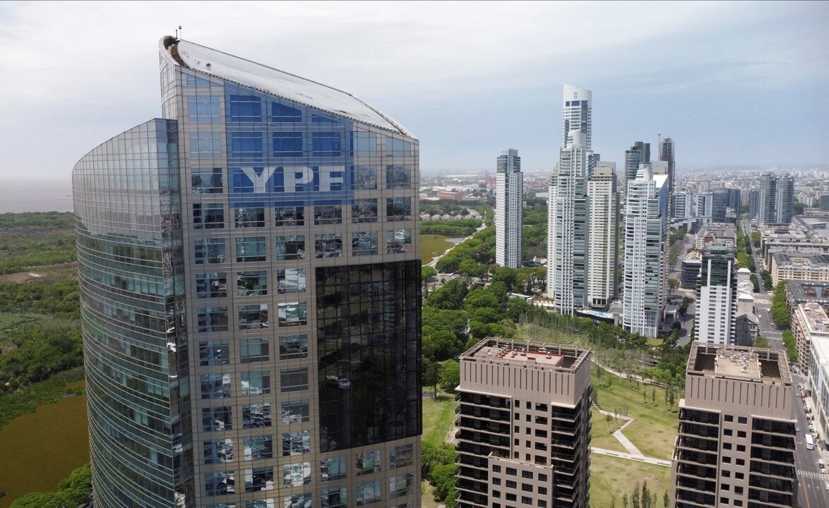 Судья США требует, чтобы Аргентина доказала совпадение интересов YPF и государства