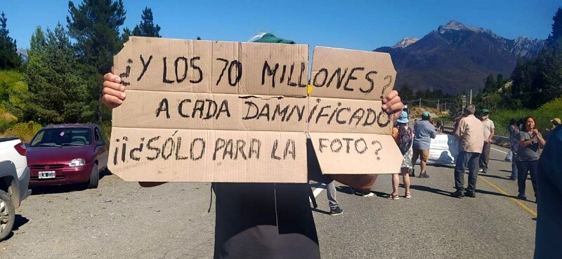 Epuyén women block road in protest against government inaction