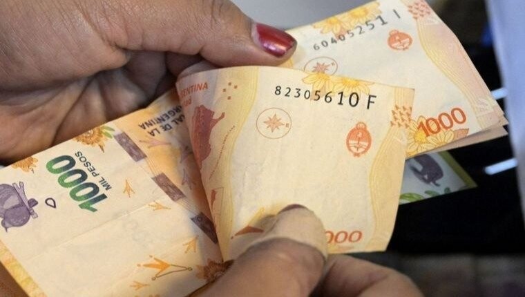 Аргентина увеличила минимальную зарплату до 254,231.91 ARS