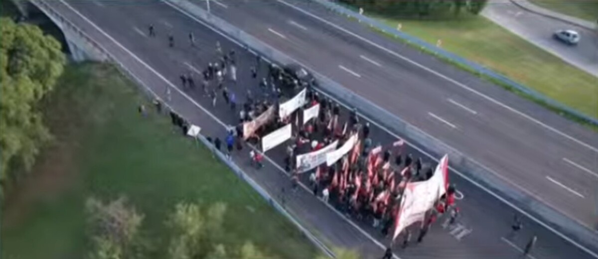 Протесты в Сан-Фернандо: рабочие перекрыли шоссе