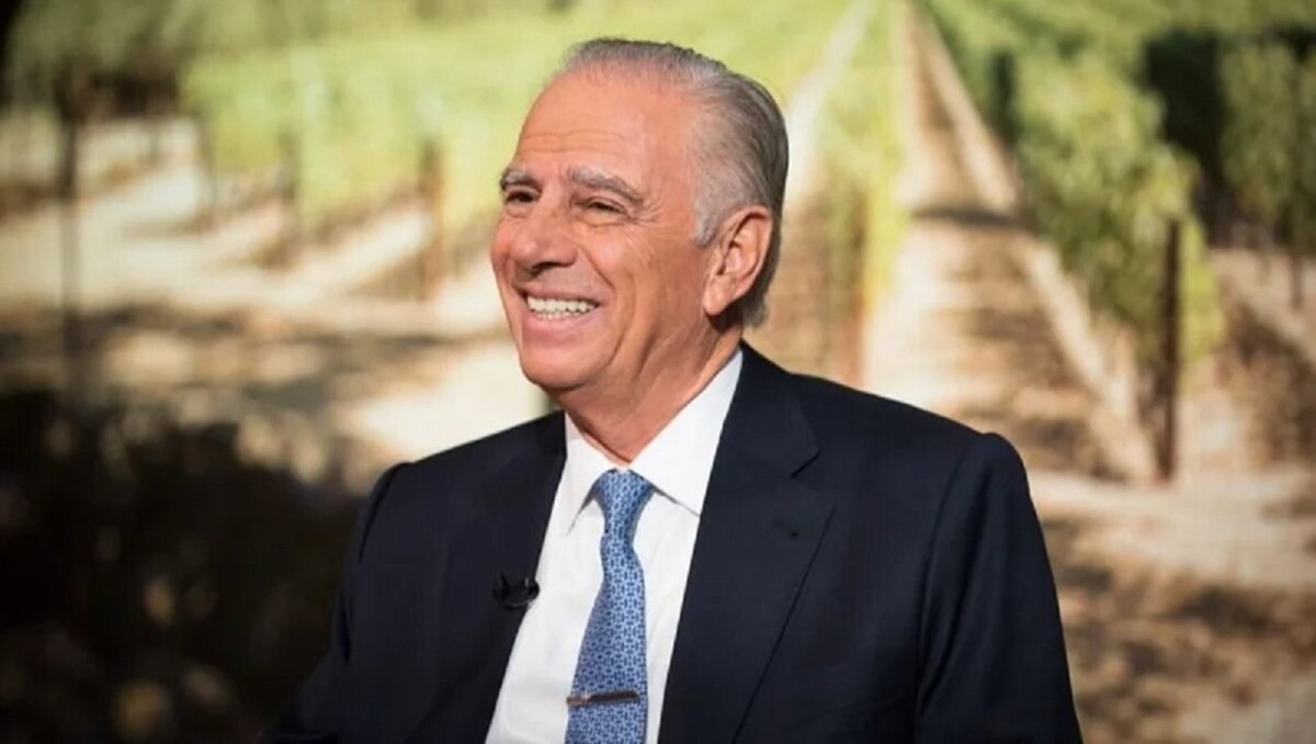 Алехандро Бульгерони хвалит курс правительства и призывает принять Закон о Базах