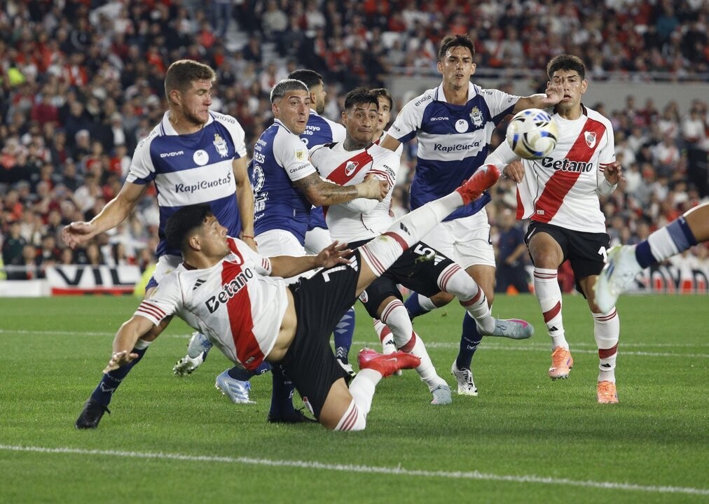 River Plate vs. Gimnasia de La Plata match begins