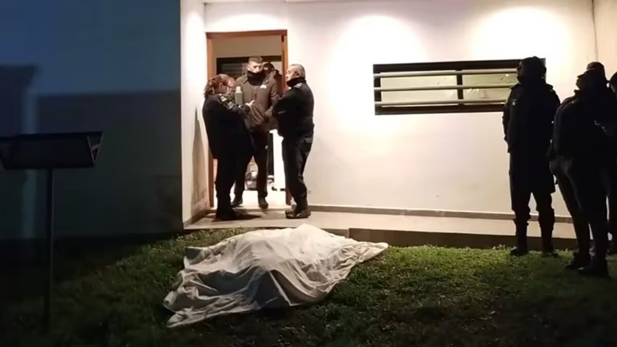 Полицейский защищается от жесткого ограбления в Сити-Белл, Аргентина