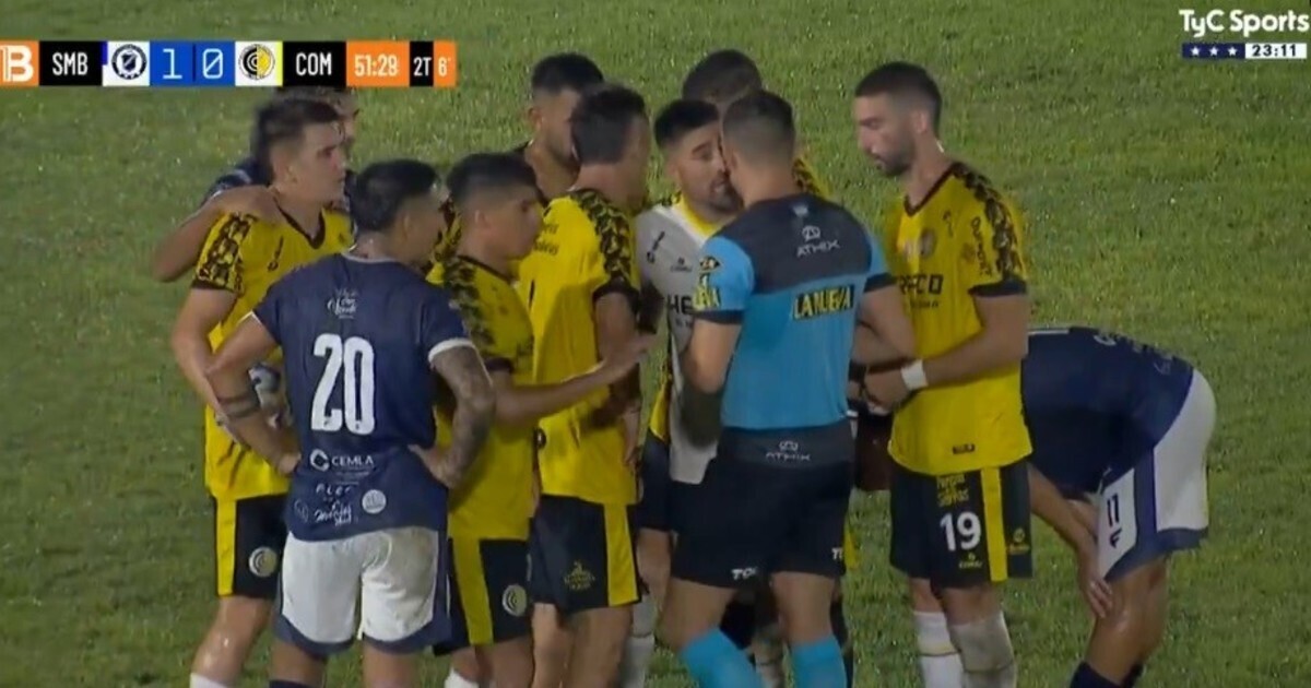 Incident between Comunicaciones goalkeeper and rival