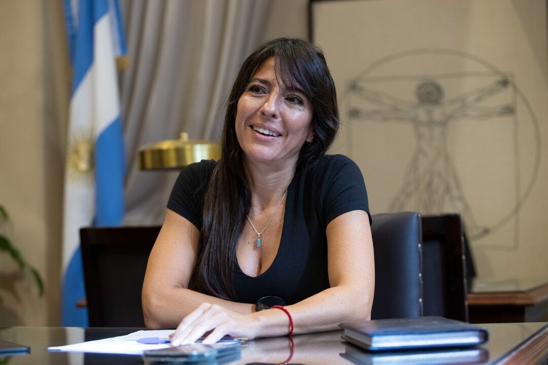 UCR议员团团长帕梅拉·韦拉赛捍卫米莱政府的路线