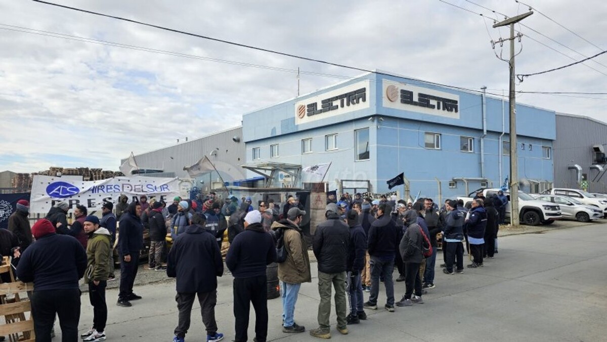 Trabajadores toman una fábrica fueguina por impagos