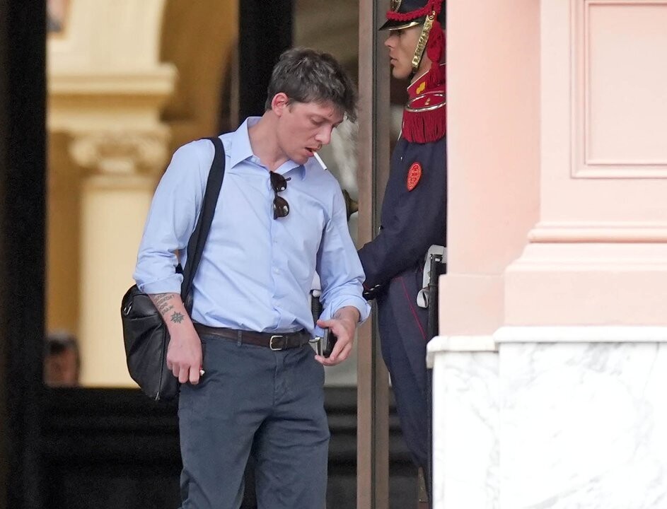Аргентинское правительство защищает президентского советника Сантьяго Капуто