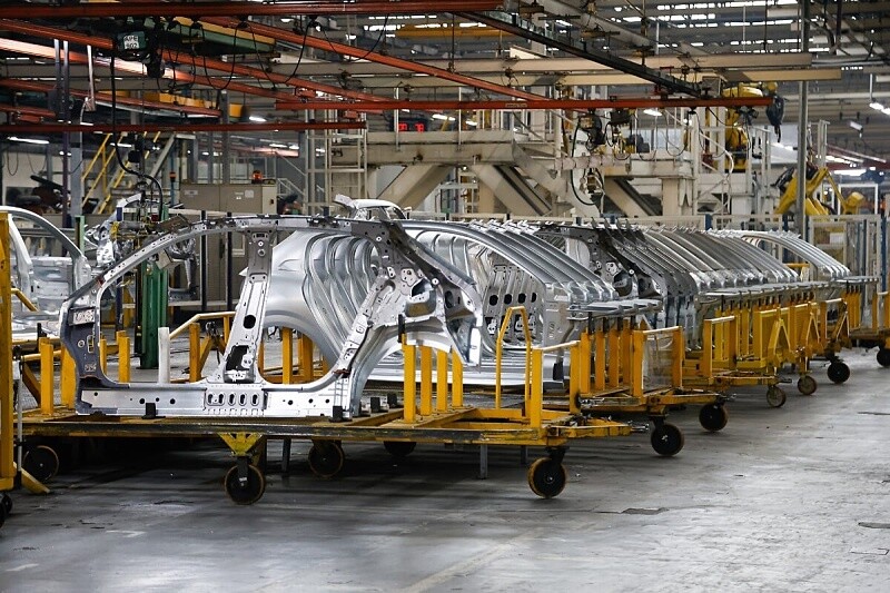 Peugeot останавливает производство на месяц и объявляет досрочные каникулы