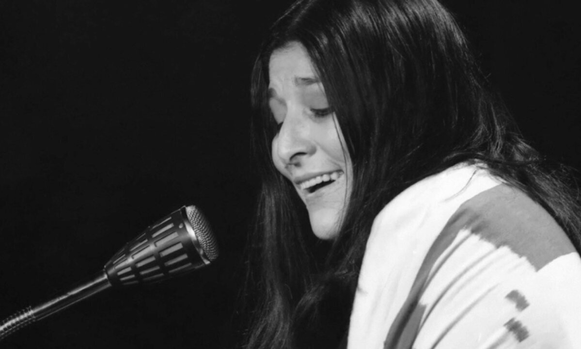 电台主任侮辱梅赛德斯·索萨，家人寻求法律保护