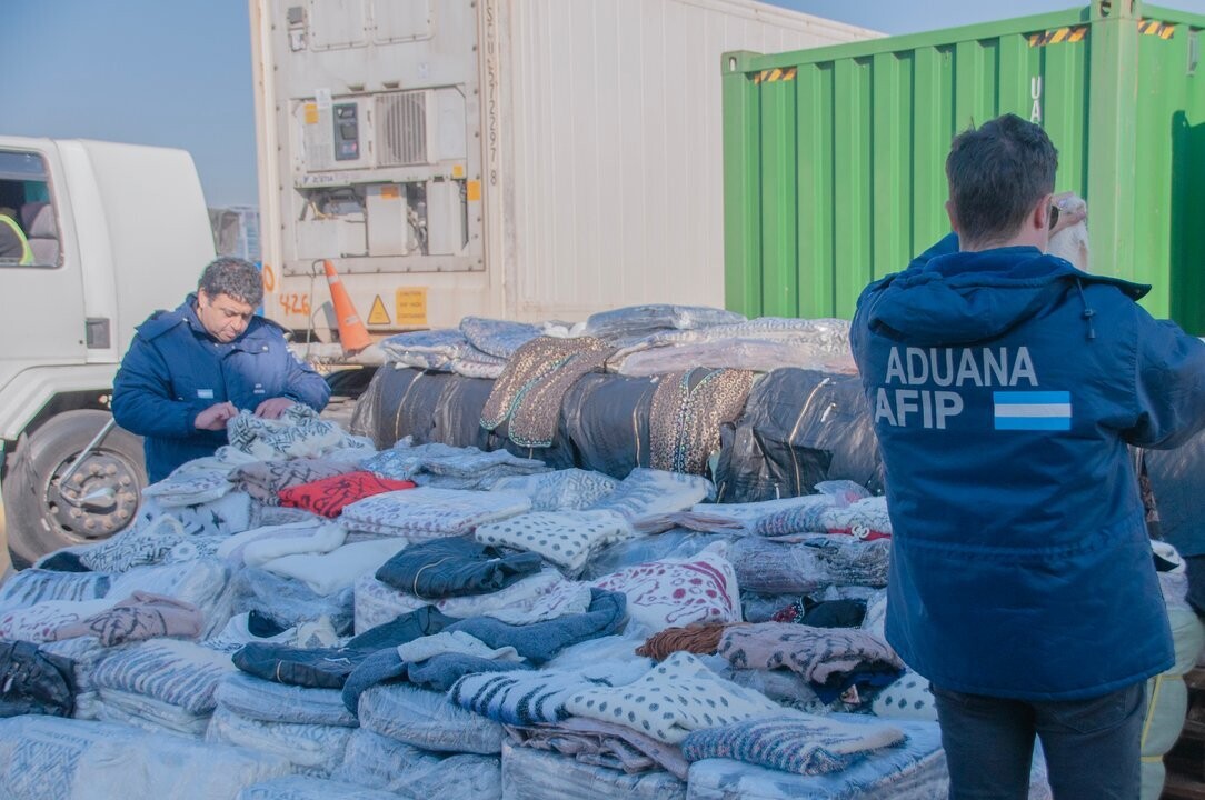 Таможенные власти в Буэнос-Айресе пожертвовали более 15 тонн одежды