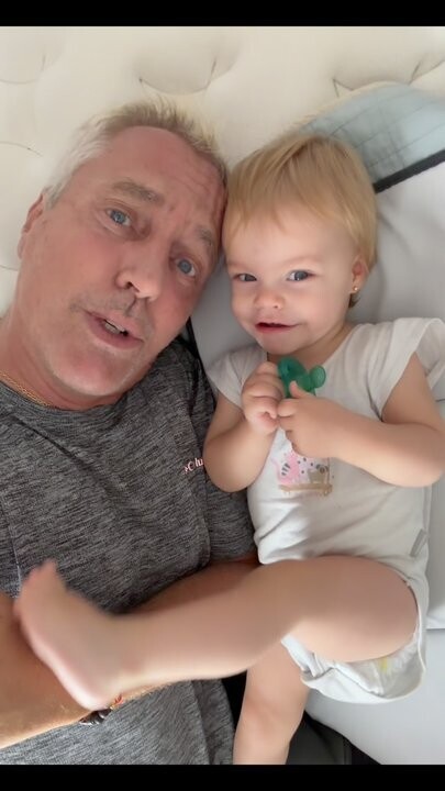 Дочка аргентинского телеведущего выговаривает свое первое слово