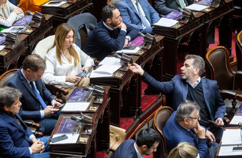 Политическая напряженность возрастает из-за законопроекта о финансировании университетов