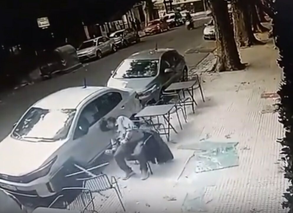 Man Survives After Window Falls on Him in Buenos Aires