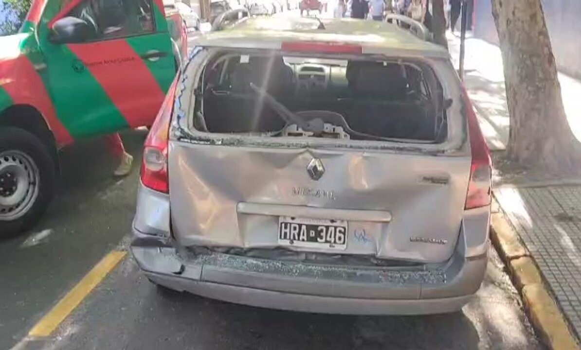 Three injured in car-bus collision in Buenos Aires