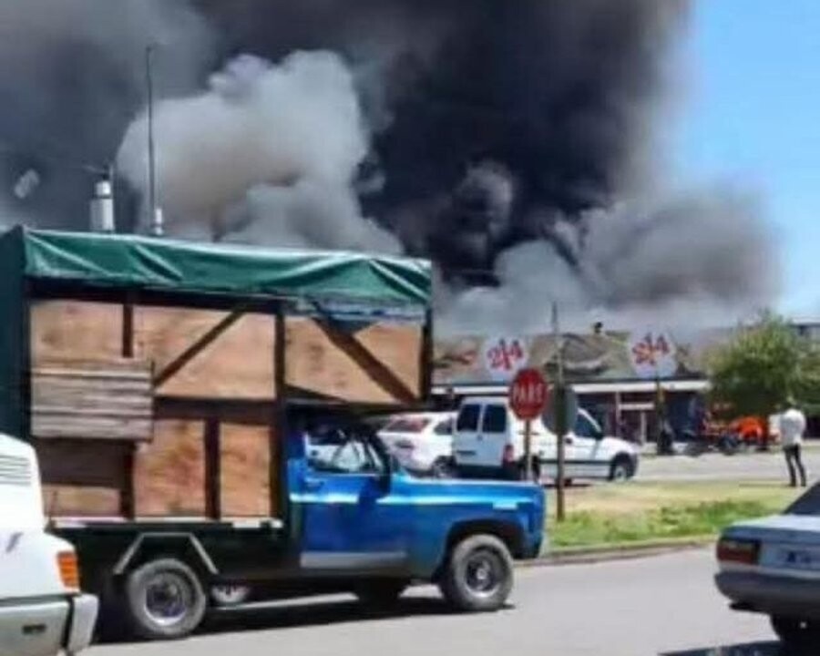 拉费雷雷批发超市遭大火摧毁