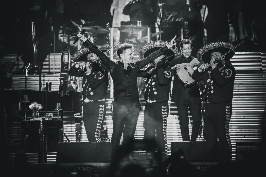 Луис Мигель выпустил более 20 студийных альбомов