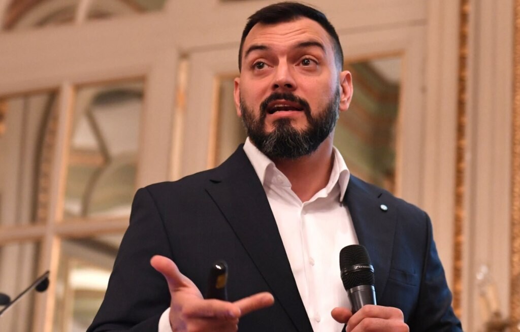 Экономист предложил ввести налог на наличные, что вызвало скандал с президентом