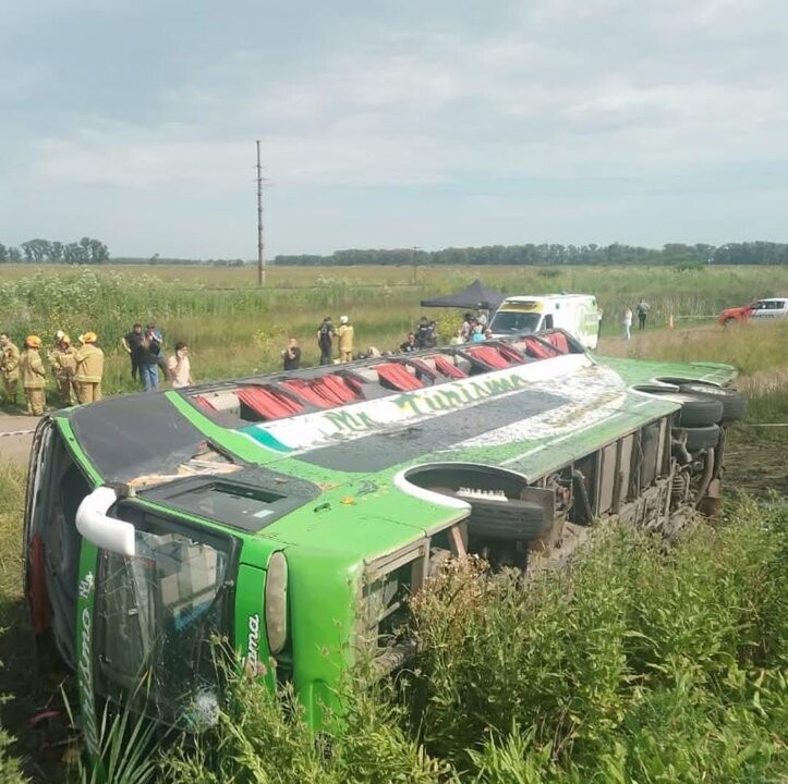 Два человека погибли, 44 пострадали в результате опрокидывания автобуса в Аргентине