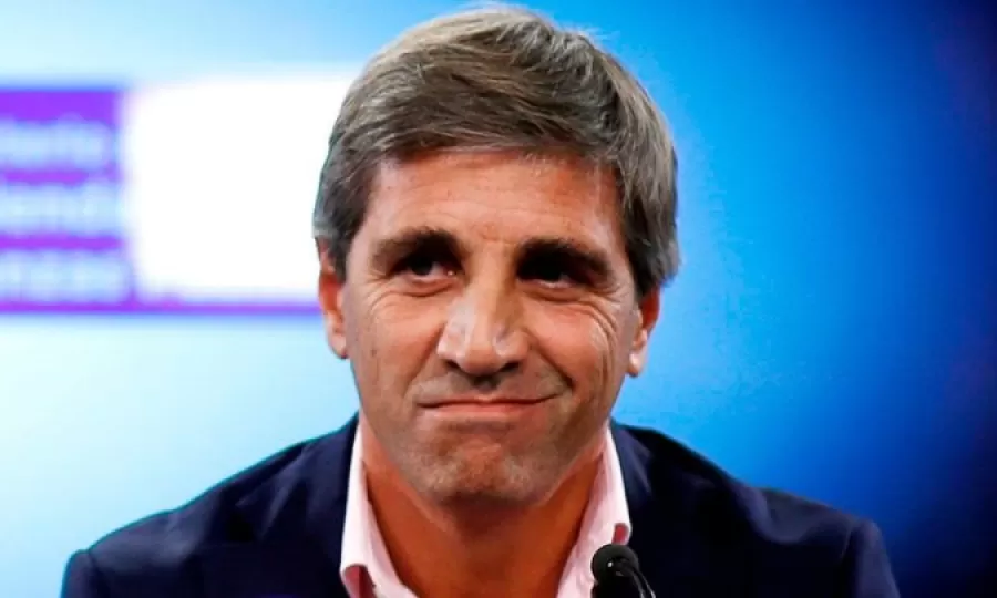 Министр экономики Аргентини похвалил бизнесмена за признание высоких цен на одежду