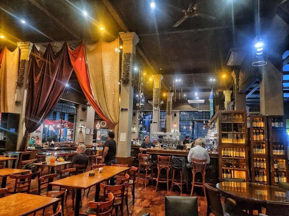 Cultural Delights in Rosario: El Cairo Bar