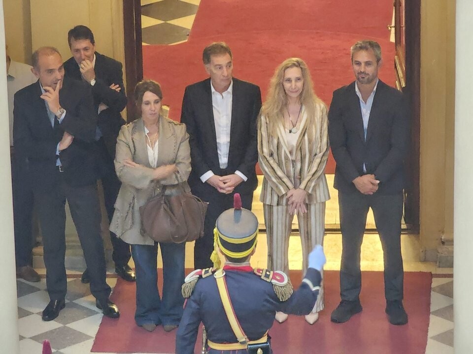 军乐队为庆祝阿根廷总统妹妹的生日演奏ABBA歌曲