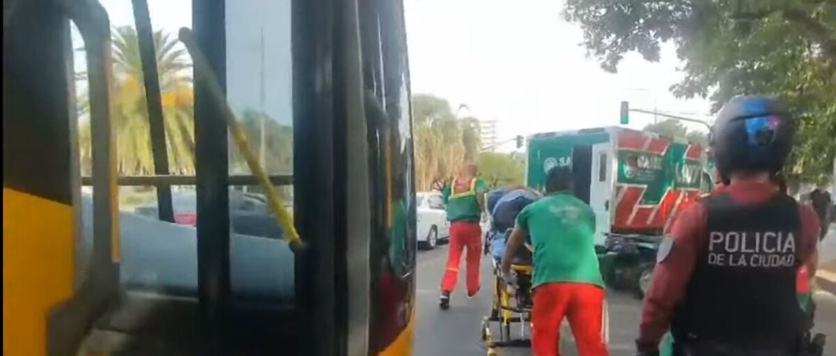 Bus Collision in Buenos Aires: Driver Hospitalized