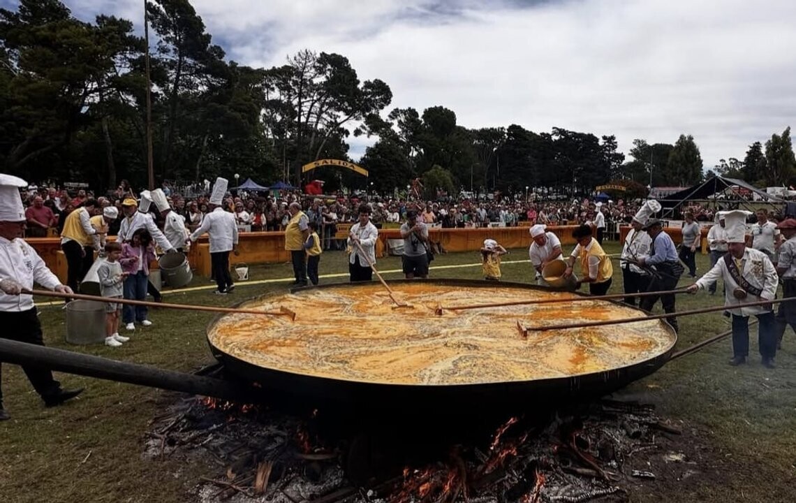 В Пигуэ готовят гигантский омлет на 20 000 яиц