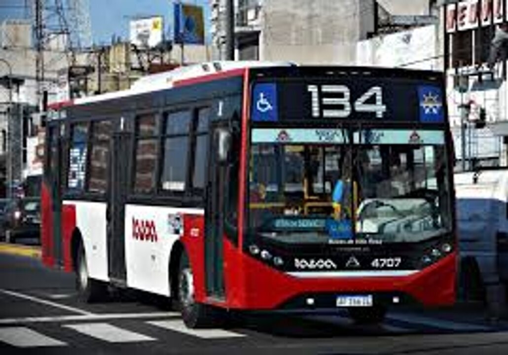 Mujer muere tras ser atropellada por un colectivo en Buenos Aires